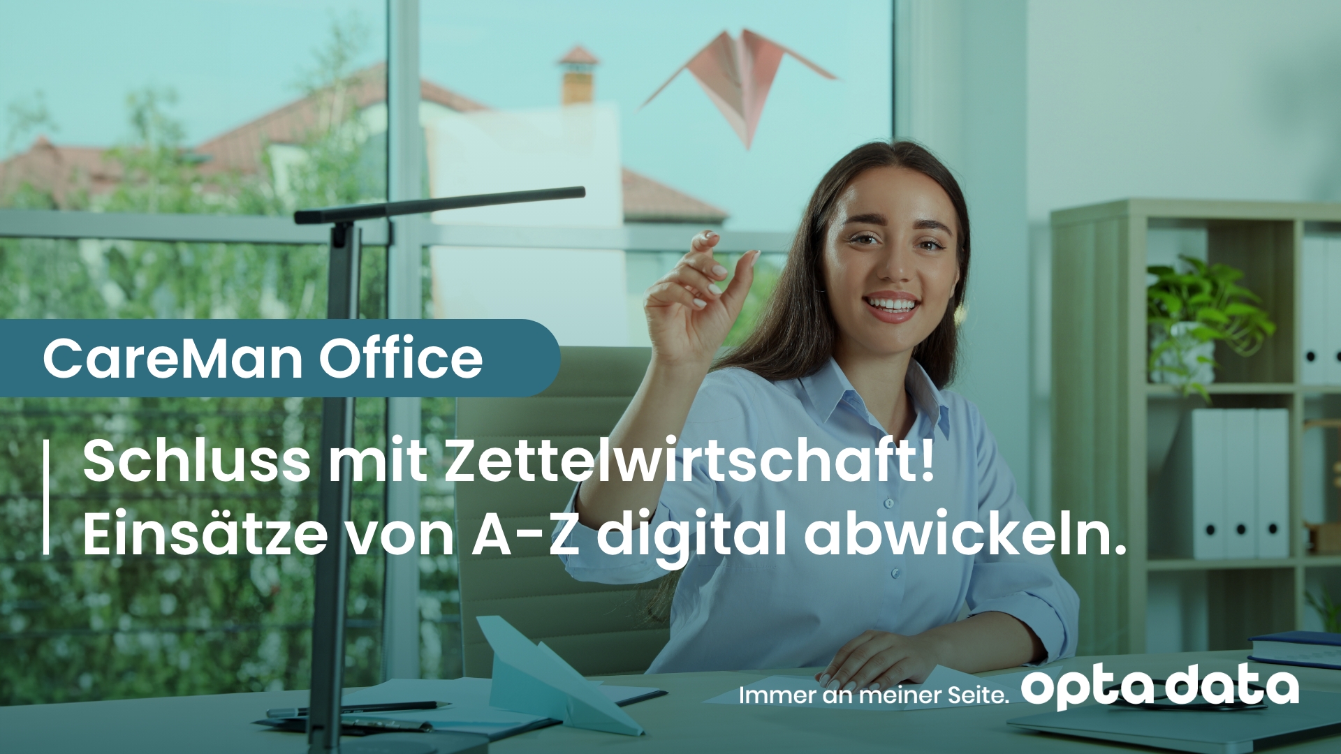 Frau mit Papierflieger im Büro